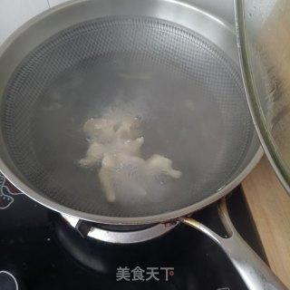 鸡爪章鱼炒毛豆的做法步骤：4