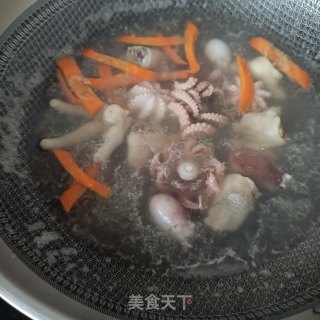 鸡爪章鱼炒毛豆的做法步骤：10