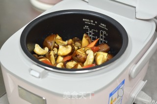 牛肉浓汤炖香菇胡萝卜的做法步骤：9