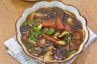 牛肉浓汤炖香菇胡萝卜的做法步骤：12