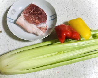 西芹炒肉的做法步骤：1