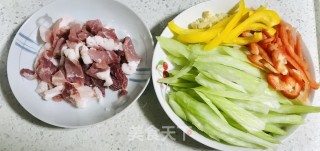 西芹炒肉的做法步骤：2