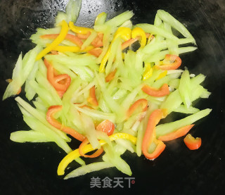 西芹炒肉的做法步骤：5
