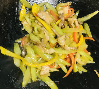 西芹炒肉的做法步骤：10