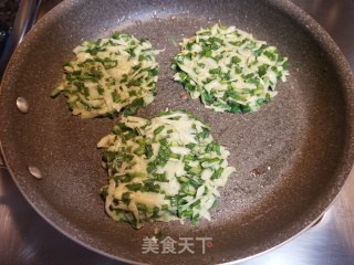 韭菜土豆饼的做法步骤：7
