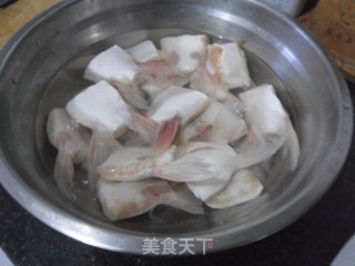 红烧巴沙鱼翅的做法步骤：1