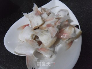 红烧巴沙鱼翅的做法步骤：2