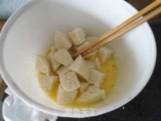 煎炒馒头丁的做法步骤：2