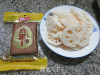 鸡蛋干炒莲藕的做法步骤：1