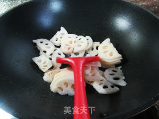 鸡蛋干炒莲藕的做法步骤：3