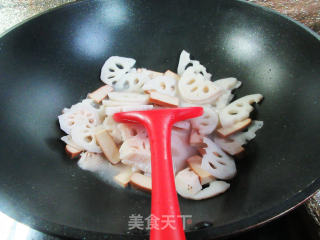 鸡蛋干炒莲藕的做法步骤：5