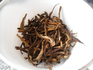 辣酱茄子干的做法步骤：1