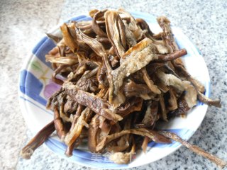 辣酱茄子干的做法步骤：2