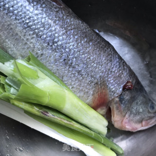 香辣鲈鱼炖豆腐的做法步骤：1