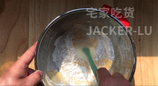 香蕉古早蛋糕，香甜松软，满室飘香，口感如棉花般的轻柔，超好吃。的做法步骤：4