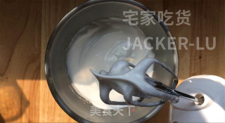 香蕉古早蛋糕，香甜松软，满室飘香，口感如棉花般的轻柔，超好吃。的做法步骤：8