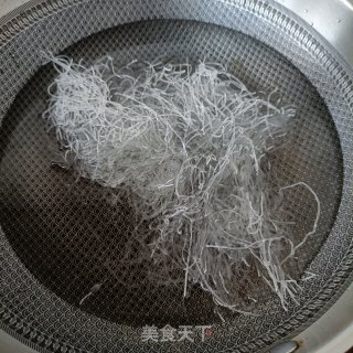 韭菜炒粉丝的做法步骤：1