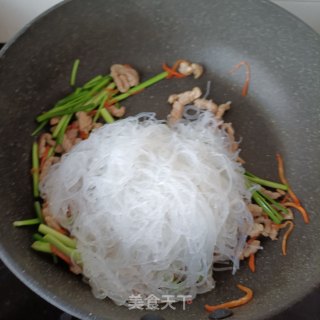 韭菜炒粉丝的做法步骤：15