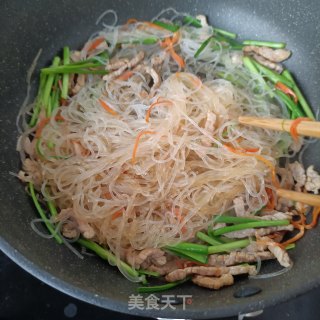 韭菜炒粉丝的做法步骤：17