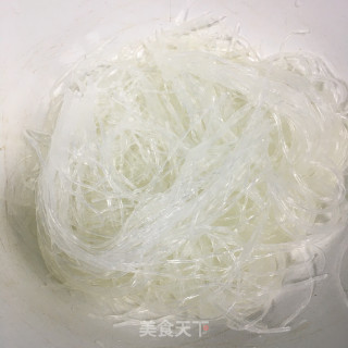 蒜蓉粉丝烧金针菇的做法步骤：1