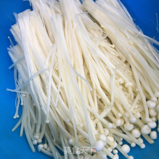 蒜蓉粉丝烧金针菇的做法步骤：2
