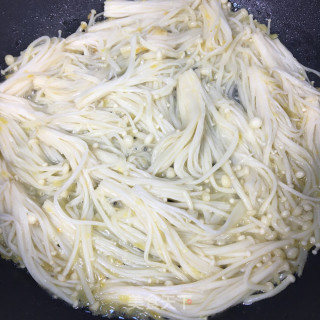 蒜蓉粉丝烧金针菇的做法步骤：5