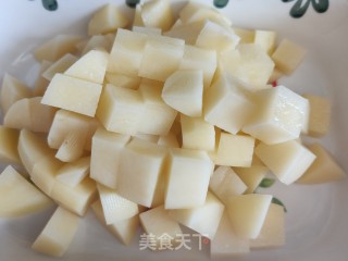 彩蔬炒四丁的做法步骤：2