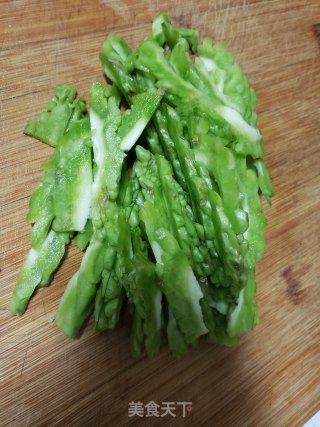 苦瓜洋葱拌五香豆腐的做法步骤：2