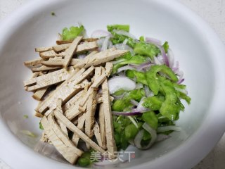苦瓜洋葱拌五香豆腐的做法步骤：4