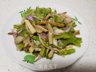 苦瓜洋葱拌五香豆腐的做法步骤：6