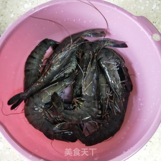 蒜香大虾的做法步骤：1
