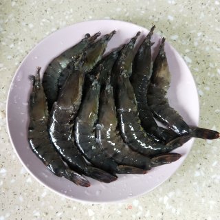 蒜香大虾的做法步骤：2