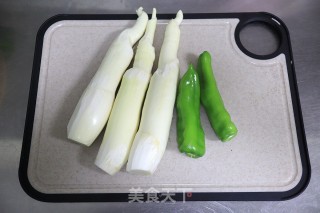 辣椒炒茭白的做法步骤：1