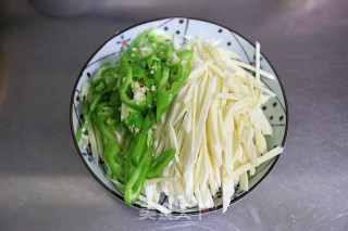 辣椒炒茭白的做法步骤：2
