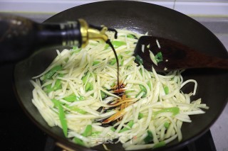 辣椒炒茭白的做法步骤：5