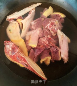 莲藕海鸭汤的做法步骤：3