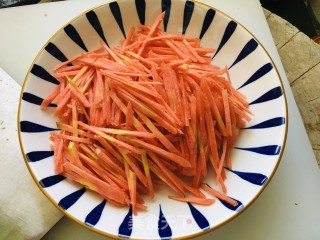胡萝卜炒芹菜的做法步骤：1