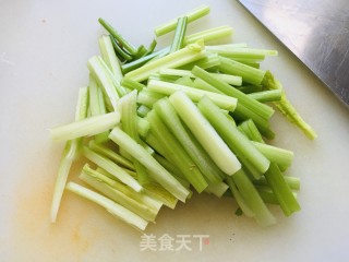 胡萝卜炒芹菜的做法步骤：2