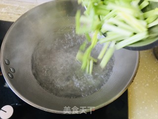 胡萝卜炒芹菜的做法步骤：3