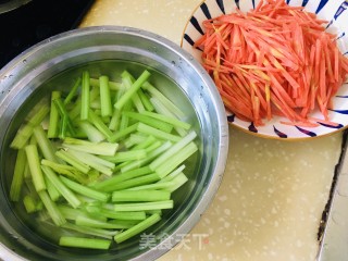胡萝卜炒芹菜的做法步骤：4