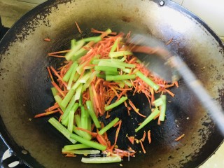 胡萝卜炒芹菜的做法步骤：7
