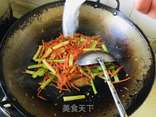 胡萝卜炒芹菜的做法步骤：8