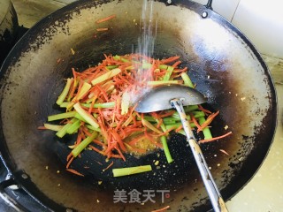 胡萝卜炒芹菜的做法步骤：9