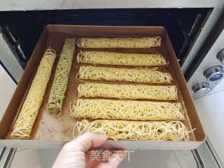 双色蕾丝蛋卷的做法步骤：12