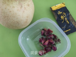 西洋参雪梨玫瑰花茶的做法步骤：1