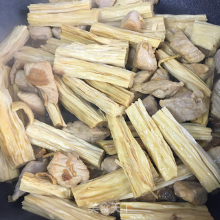 腐竹烧肉的做法步骤：4