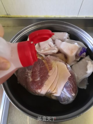 香卤肘子的做法步骤：2