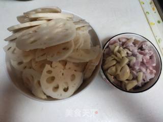 肉片炒莲藕的做法步骤：1