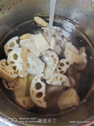 莲藕筒骨汤的做法步骤：1