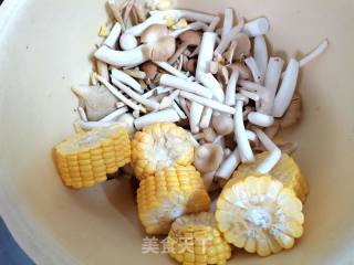 菌菇玉米汤的做法步骤：1